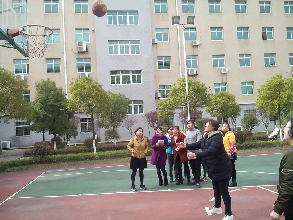 庆三八，春丝女员工投篮球比赛